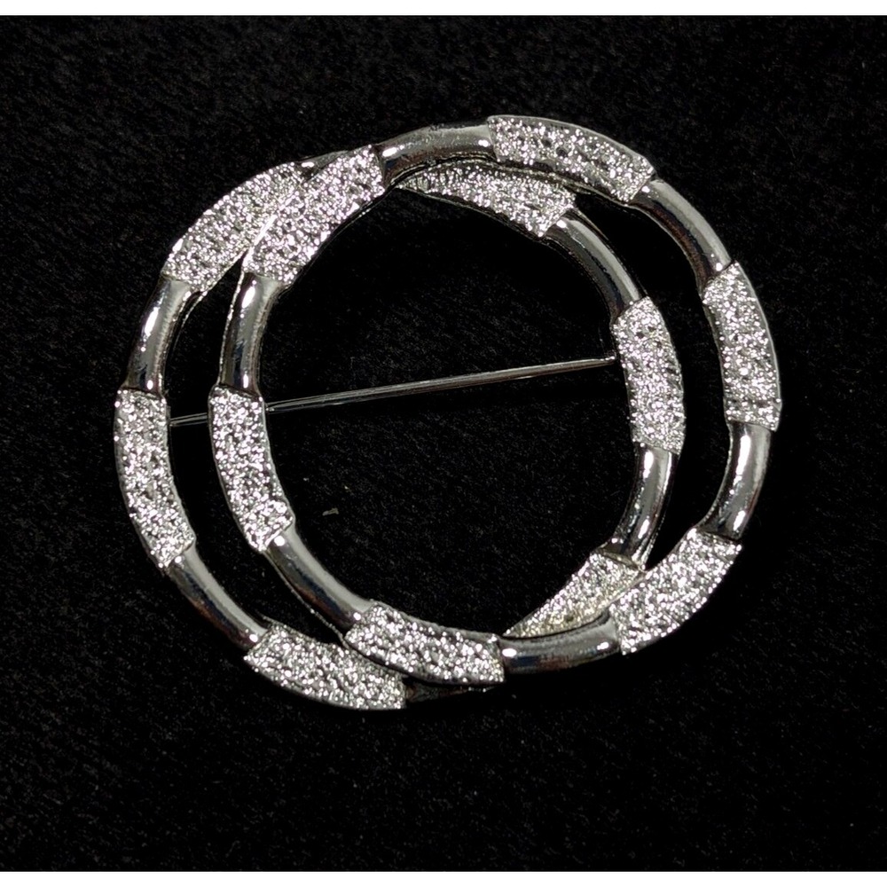 Vintage Emmons Interlocking Circle Infinity Textured Silvertone Brooch Pin‎